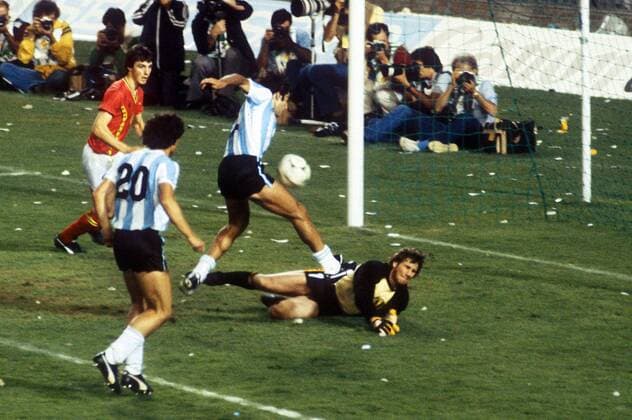 Torwart Jean Marie Pfaff (Belgien) wirft sich Mario Kempes (2.v.re.) entgegen, Jorge Valdano (beide Argentinien, 2.v.li.) und Erwin Vandenbergh (Belgien) schauen zu Fußball WM Herren Weltmeisterschaft 1982, Nationalmannschaft, Nationalteam, Nationaltrikot, Länderspiel, Gruppe 3 Gruppe Barcelona Dynamik, Abwehr,
