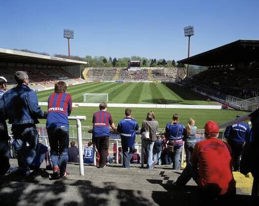 Die wenigen Wuppertaler und Uerdinger Fans geben im traditionsreichen Krefelder Grotenburg Stadion ein tristes Bild ab Fußball Herren Regionalliga Nord 2004 2005, 3. Liga, KFC Uerdingen 05 - Wuppertaler SV 1:1, Wuppertal, , Vdig Totale Grotenburg Stadion Krefeld, Perspektive, Zuschauerperspektive Leere,