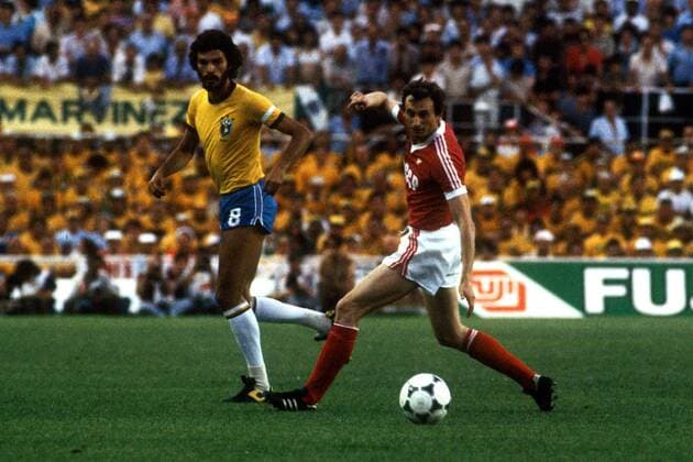 Socrates (Brasilien, li.) gegen Yuri Gavrilov (UdSSR) Fußball WM Herren Weltmeisterschaft 1982, Nationalmannschaft, Nationalteam, Nationaltrikot, Gruppe 6 Gruppe Sevilla