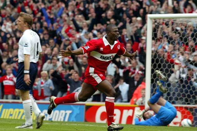 Freud und Leid: Torschütze George Boateng (re., Middlesbrough) bejubelt das 1:0 vor dem enttäuschten Erik Edman (Tottenham Hotspur) -  Fußball Herren English Premier League 2004 2005, 1. Englische Liga, FC Middlesbrough - Tottenham Hotspurs, Vdig Gruppe Middlesbrough Freude, Begeisterung,