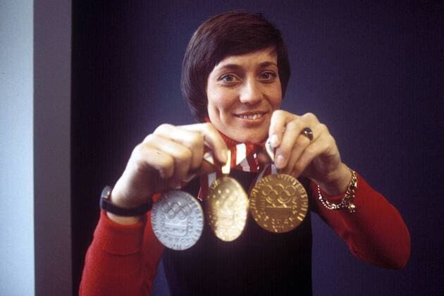 Rosi Mittermaier (BR Deutschland) präsentiert ihre zwei Goldmedaillen von der Abfahrt und dem Slalom sowie ihre Silbermedaille aus dem Riesenslalom Alpiner Skilauf OS Winter Damen Olympische Winterspiele 1976, Olympia, Olympiade, Spiele, Ski Alpin, Skisport, Vdia Einzelbild Innsbruck
