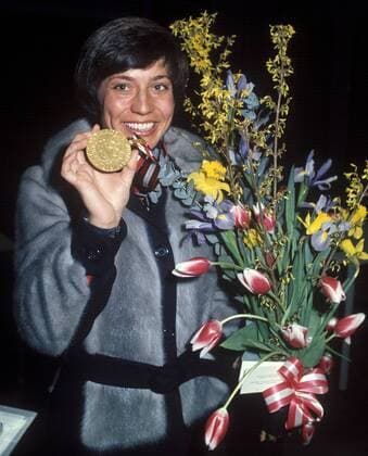 Rosi Mittermaier (BR Deutschland) präsentiert ihre Goldmedaille Alpiner Skilauf OS Winter Damen Olympische Winterspiele 1976, Olympia, Olympiade, Spiele, Ski Alpin, Skisport, Vdia Einzelbild Innsbruck Freude,