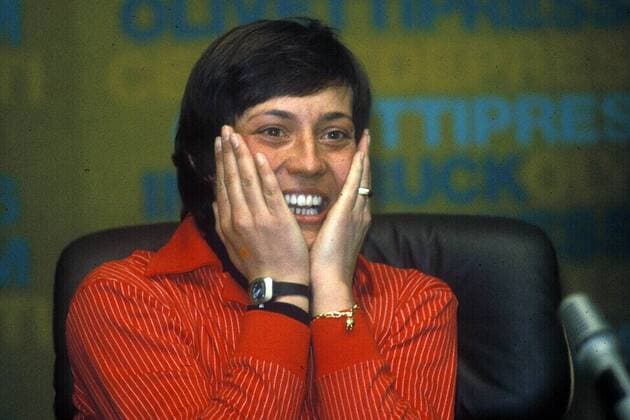 Die zweifache Olympiasiegerin Rosi Mittermaier (BR Deutschland) fassungslos während der Pressekonferenz Alpiner Skilauf OS Winter Damen Olympische Winterspiele 1976, Olympia, Olympiade, Spiele, Ski Alpin, Skisport, Vdia Einzelbild Innsbruck Glück, Freude,