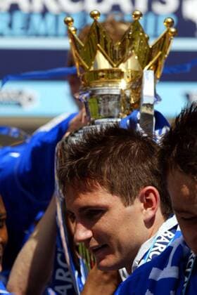 Heute ein König: Frank Lampard gewinnt mit Chelsea die Meisterschaft, die Krönung seiner bisherigen Karriere -  Fußball Herren English Premier League 2004 2005, 1. Englische Liga, Chelsea FC London, Einzelbild London Komik,