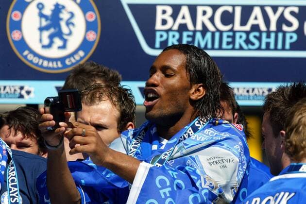 Didier Drogba (Chelsea) hält mit seiner Kamera die Geschehnisse der Meisterfeier fest -  Fußball Herren English Premier League 2004 2005, 1. Englische Liga, Chelsea FC London, Einzelbild London Freude,