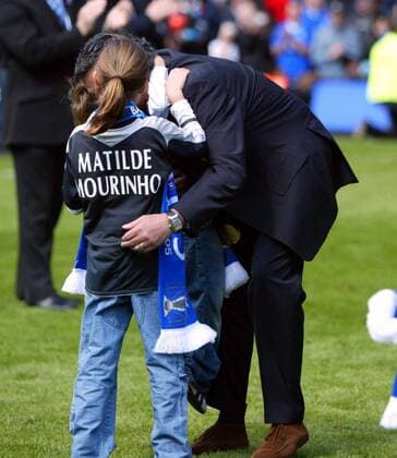 Meisterliche Belohnung: Trainer Jose Mourinho (Chelsea) bekommt von seiner Tochter Matilde einen dicken Kuss -  Fußball Herren English Premier League 2004 2005, 1. Englische Liga, Chelsea FC London, Gruppe London Harmonie,