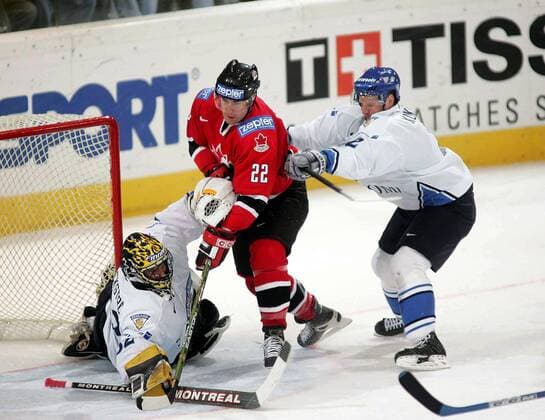 Patrick Marleau (Kanada, Mitte) gegen Goalie Niklas Bäckström (li.) und Lasse Kukkonen (beide Finnland) -  Eishockey WM Herren IIHF Weltmeisterschaft 2005, Länderspiel, Zwischenrunde, Nationalteam, Nationalmannschaft Gruppe Innsbruck