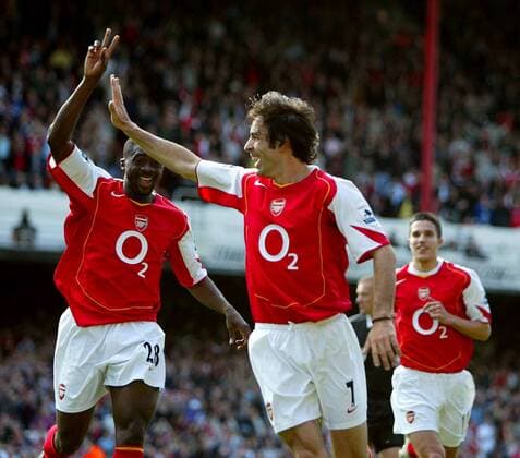 Robert Pires (vorn) und Kolo Toure (li., beide Arsenal) - Torjubel Fußball Herren English Premier League, 2004 2005, 1. Englische Liga, Arsenal FC London Gruppe London