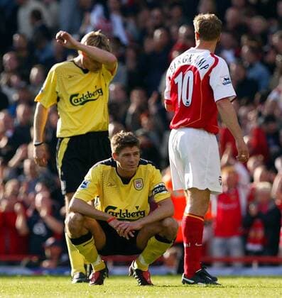 Freud und Leid - Dennis Bergkamp (Arsenal, vorn) und Steven Gerrard (Liverpool, hockend) Fußball Herren English Premier League, 2004 2005, 1. Englische Liga, Arsenal FC London - FC Liverpool 3:1 Gruppe London
