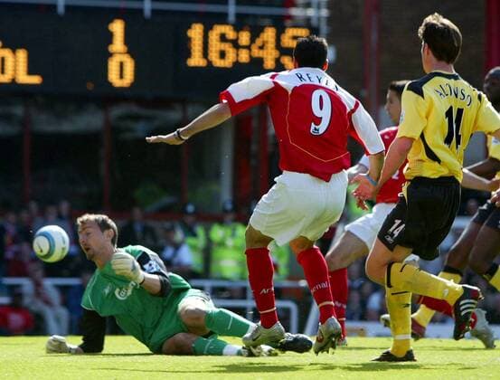 Jose Antonio Reyes (Arsenal, Mitte) überwindet Torwart Jerzy Dudek (Liverpool) Fußball Herren English Premier League, 2004 2005, 1. Englische Liga, Arsenal FC London - FC Liverpool 3:1 Gruppe London