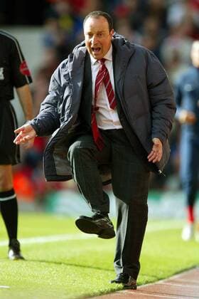 Trainer Rafael Benitez (Liverpool) will frustriert mitspielen, vielleicht läuft es dann ja besser... Fußball Herren English Premier League, 2004 2005, 1. Englische Liga, London - FC Liverpool 3:1 Einzelbild London Enttäuschung,