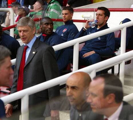 Trainer Arsene Wenger (Arsenal, li.) und Sol Campbell (Arsenal, 2.v.l.) auf der Bank Fußball Herren English Premier League, 2004 2005, 1. Englische Liga, Arsenal FC London Gruppe London