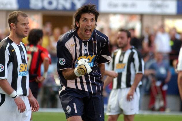 Torwart Gianluigi Buffon jubelt, Gianluca Pessotto (li., beide Juventus) teilt dessen Begeisterung nicht Fußball Herren Serie A 2004 2005, 1. Italienische Liga, Juventus Turin, Juve Gruppe Mailand Freude, Begeisterung,