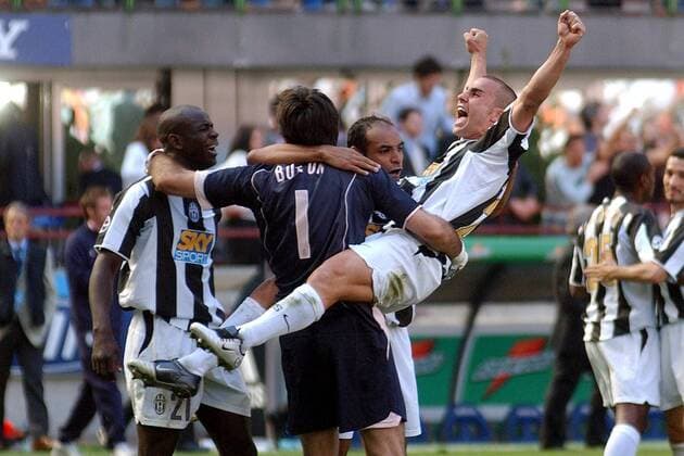Schlussjubel Juventus, v.re.: Fabio Cannavaro, Emerson, Torwart Gianluigi Buffon, Lilian Thuram Fußball Herren Serie A 2004 2005, 1. Italienische Liga, Juventus Turin, Juve Gruppe Mailand Freude, Begeisterung,