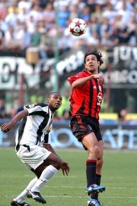 Alessandro Nesta (Milan, re.) gegen Marcelo Danubio Zalayeta (Juventus) Fußball Herren Serie A 2004 2005, 1. Italienische Liga, AC Mailand - Juventus Turin 0:1, Juve Gruppe Mailand Dynamik,