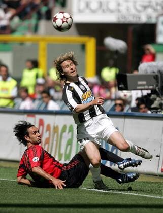 Pavel Nedved (Juventus, re.) gegen Alessandro Nesta (Milan) Fußball Herren Serie A 2004 2005, 1. Italienische Liga, AC Mailand - Juventus Turin 0:1, Juve Gruppe Mailand Dynamik,