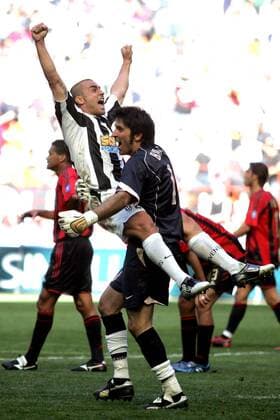 Fabio Cannavaro (li.) bespringt Torwart Gianluigi Buffon (beide Juventus) beim Schlussjubel Fußball Herren Serie A 2004 2005, 1. Italienische Liga, AC Mailand - Juventus Turin 0:1, Juve Gruppe Mailand Freude, Begeisterung,