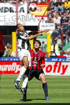 Emerson (Juventus, li.) steigt hoch, bestaunt von Kaka (Milan) Fußball Herren Serie A 2004 2005, 1. Italienische Liga, AC Mailand - Juventus Turin 0:1, Juve Gruppe Mailand Dynamik, Höhe