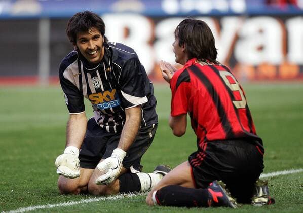Torwart Gianluigi Buffon (Juventus) leidet nach einer vergebenen Torchance mit Filippo Inzaghi (Milan) -  Fußball Herren Serie A 2004 2005, 1. Italienische Liga, AC Mailand- Juventus Turin 0:1, Juve, Vdig, Gruppe Mailand Enttäuschung,