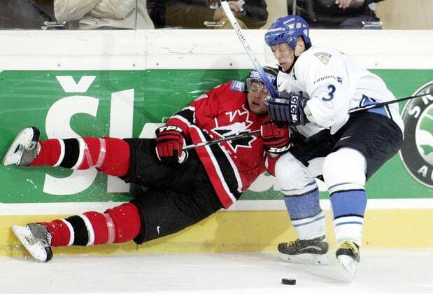 Petteri Nummelin (Finnland, re.) schaltet Brendan Morrow (Kanada) aus Eishockey WM Herren IIHF Weltmeisterschaft 2005, Länderspiel, Nationalmannschaft, Nationalteam, Nationaltrikot, Gruppe Innsbruck Dynamik,