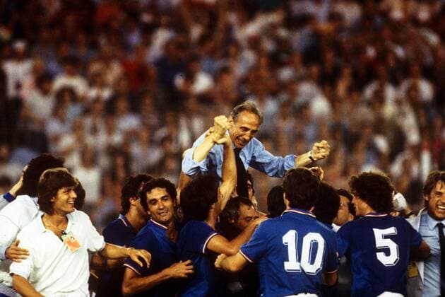 Schlußjubel Weltmeister Italien: Nationaltrainer Enzo Bearzot wird von den Spielern gefeiert, u.a. mit v.li.: Giancarlo Antognoni, Claudio Gentile, Gaetano Scirea, Giuseppe Dossena (10), Fulvio Collovati (5) und Co Trainer Cesare Maldini Fußball WM Herren Weltmeisterschaft 1982, Nationalmannschaft, Nationalteam, Nationaltrikot, Länderspiel, Finale Totale Mannschaftsjubel Madrid Glück Begeisterung, Freude,