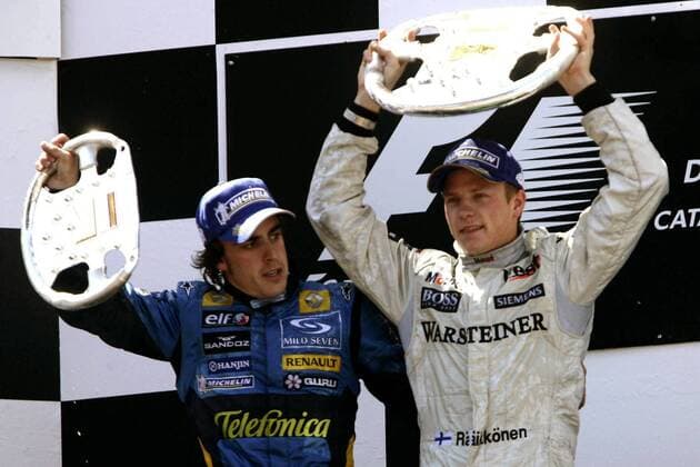 Siegerehrung GP von Spanien 2005 in Barcelona: Sieger Kimi Räikkönen (Finnland McLaren Mercedes, re.) stemmt bereits selbstbewusst den Siegerpokal, während Fernando Alonso (Spanien Renault) noch fragend damit wartet Motorsport Grand Prix Herren Großer Preis von Spanien 2005, Formel 1 Weltmeisterschaft, F1, F, GP, WM Gruppe Circuit de Catalunya Barcelona