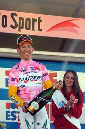 Etappensieger Robbie McEwen (Australien Davitamon Lotto) lässt während der Siegerehrung die Sektkorken knallen -  Radsport Herren 88. Giro d Italia 2005, dItalia, ProTour, Straßenradsport, Straße, Rad Gruppe Catanzaro Lido - San Maria del Cedro 2. Etappe