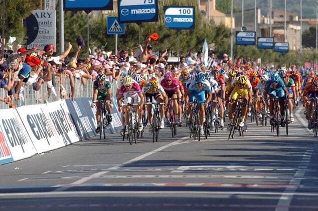 Robbie McEwen (Australien Davitamon Lotto, 2.v.li.) auf der Zielgeraden; re. daneben Isaac Galvez Lopez (Spanien Illes Balears) -  Radsport Herren 88. Giro d Italia 2005, dItalia, ProTour, Straßenradsport, Straße, Rad Totale Catanzaro Lido - San Maria del Cedro 2. Etappe Dynamik,