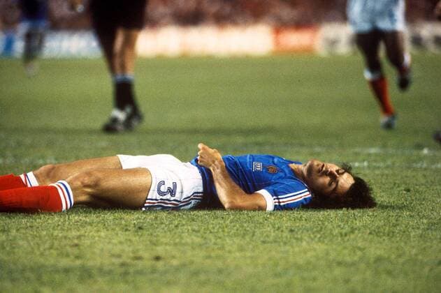 Patrick Battiston (Frankreich) liegt nach dem brutalen Foul von Torwart Harald Schumacher (BR Deutschland) regungslos und benommen am Boden Fußball WM Herren Weltmeisterschaft 1982, Nationalmannschaft, Nationalteam, Nationaltrikot, Länderspiel, Halbfinale Einzelbild Weltmeisterschaftsgeschichte Sevilla, Weltmeisterschaftshistorie