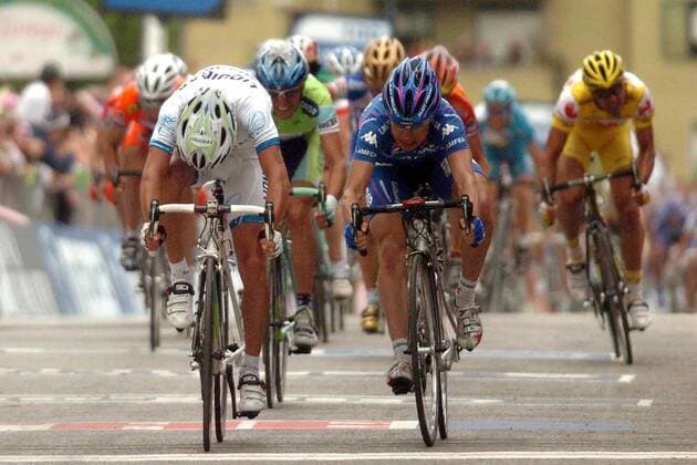 Danilo Di Luca (Italien Liquigas Bianchi, li.) setzt sich im Zielsprint der 3.Etappe des Giro d Italia 2005 gegen Damiano Cunego (Italien Lampre, re.) und Garzeli (Italien Liquigas Bianchi) durch -  Radsport Herren 88. Giro d Italia 2005, dItalia, ProTour, Straßenradsport, Straße, Rad, Vdig Gruppe 3.Etappe: Diamante - Giffone