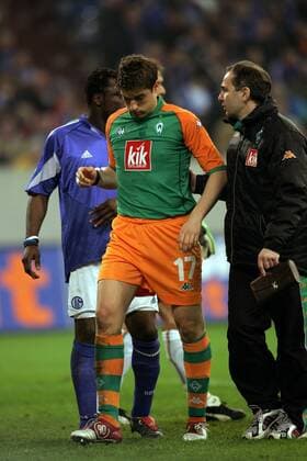 Ivan Klasnic (li.) wird noch leicht benommen von Mannschaftsarzt Götz Dimanski (beide Bremen) betreut Fußball 1. BL Herren DFB Pokal 2004 2005, Pokalspiel, Halbfinale, SV Werder Bremen Gruppe Gelsenkirchen