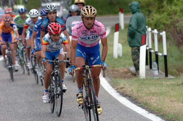 Paolo Bettini (Italien Quick Step, Mitte) führt im rosa Trikot des Gesamtführenden die Verfolgergruppe an -  Radsport Herren 88. Giro d Italia 2005, dItalia, ProTour, Rad, Straßenradsport, Straße Gruppe 5. Etappe: Celano - L Aquila, Laquila