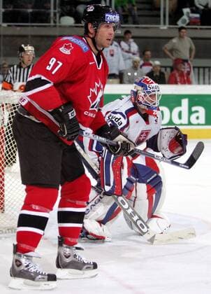 Joe Thornton (Kanada, li.) in Lauerstellung vor dem Kasten von Goalie Jan Lasak (Slovakei) Eishockey WM Herren Weltmeisterschaft 2005, Länderspiel, Nationalmannschaft, Nationalteam, Nationaltrikot, Viertelfinale Gruppe Innsbruck