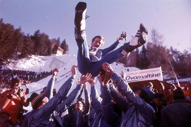 Jochen Danneberg (DDR) wird von seinen Mannschaftsmitgliedern für seinen zweiten Platz gefeiert Skispringen OS Winter Herren Olympische Winterspiele Innsbruck 1976, Olympia, Olympiade, Spiele, Skisprung, Ski Nordisch, Vdia Gruppe Seefeld Freude, Begeisterung,