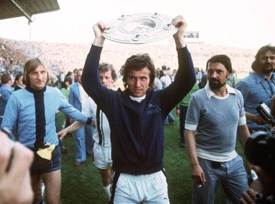 Jupp Heynckes mit der Meisterschale, Torwart Wolfgang Kleff (li.) und Herbert Wimmer (alle Gladbach) folgen ihm Fußball 1. BL Herren Saison 1974 1975, Borussia Mönchengladbach, Deutsche Meisterschaft, Deutscher Meister, Vdia Einzelbild Mönchengladbach Freude,