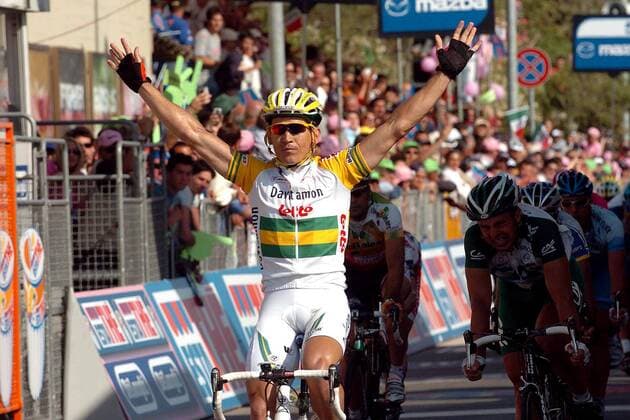 Robbie McEwen (Australien Davitamon Lotto) gewinnt die 6. Etappe des Giro d Italia -  Radsport Herren 88. Giro d Italia 2005, dItalia, ProTour, Straßenradsport, Straße, Rad Gruppe 6. Etappe: Viterbo - Marina di Grosseto Freude,