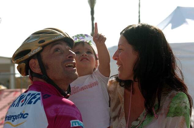 Paolo Bettini (Italien Quick Step) mit seiner Tochter Veronica und seiner Frau Monica -  Radsport Herren 88. Giro d Italia 2005, dItalia, ProTour, Straßenradsport, Straße, Rad Gruppe 6. Etappe: Viterbo - Marina di Grosseto