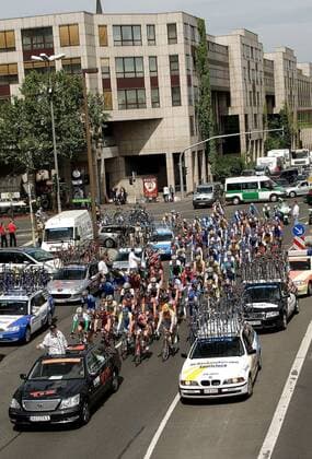 Das Fahrerfeld der 3. Etappe eingekesselt von Materialwagen Radsport Herren 40. Internationale Rheinland Pfalz Rad Rundfahrt 2005, Rheinlandpfalzrundfahrt, Straßenradsport Totale Straße 3. Etappe Mainz - Worms