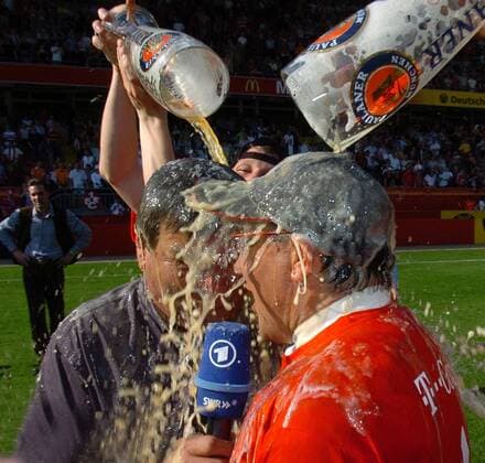 ARD Reporter Waldemar Hartmann (li.) bei einem feuchtfröhlichen Interview mit Trainer Felix Magath (Bayern) Fußball 1. BL Herren Saison 2004 2005, FC Bayern München, Deutscher Meister, Meisterfeier, Feier Gruppe o0 Sieg, Sieger Kaiserslautern Freude,