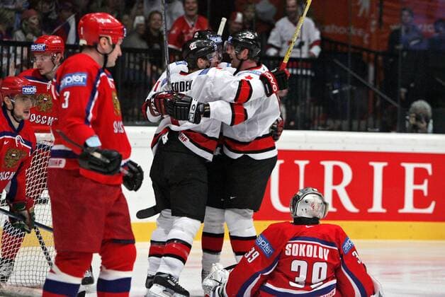 Während die Kanadier ihr Tor bejubeln sind Goalie Maxim Sokolov (re.) und Alexander Karpovtsev (li., beide Rußland) einfach nur enttäuscht Eishockey WM Herren Weltmeisterschaft 2005, Länderspiel, Nationalmannschaft, Nationalteam, Nationaltrikot, Halbfinale Gruppe Wien