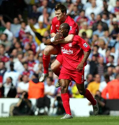 John Arne Riise (oben) und Djibril Cisse (beide Liverpool) - Torjubel -  Fußball Herren English Premier League 2004 2005, 1. Englische Liga, FC Liverpool Gruppe Liverpool Freude,