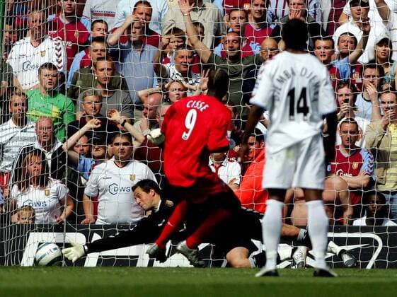 Djibril Cisse (9, Liverpool) erzielt das 1:0, Torwart Thomas Sörensen (Aston Villa) ist chancenlos -  Fußball Herren English Premier League 2004 2005, 1. Englische Liga, FC Liverpool - Aston Villa Gruppe Liverpool Dynamik