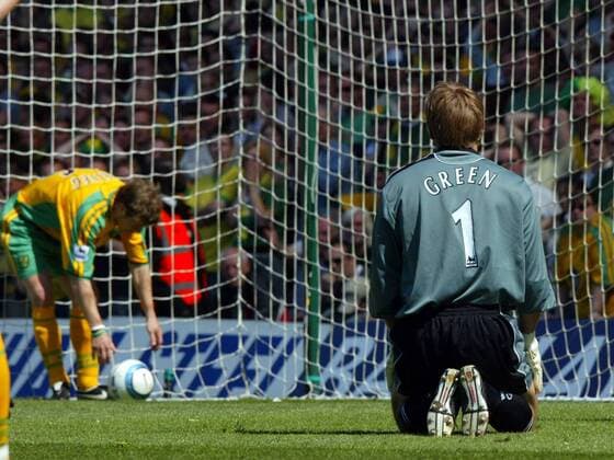 Torwart Robert Green (Norwich) kniet nach dem Gegentor zum 0:1 enttäuscht am Boden -  Fußball Herren English Premier League 2004 2005, 1. Englische Liga, Norwich City Einzelbild London Enttäuschung,