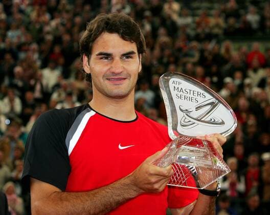 Roger Federer (Schweiz) präsentiert seinen Siegerpokal Tennis Herren Masters Series Hamburg 2005, Finale, Endspiel, ATP Tour Einzelbild Am Rothenbaum Hamburg Freude,