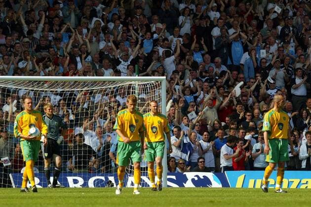 Die Fulhamer Fans bejubeln das 3:0, in den Gesichtern der Spieler von Norwich herrscht dagegen pure Ratlosigkeit, denn der Abstieg ist somit besiegelt -  Fußball Herren English Premier League 2004 2005, 1. Englische Liga, FC Fulham - Norwich City 6:0 Totale London Enttäuschung, Verzweiflung