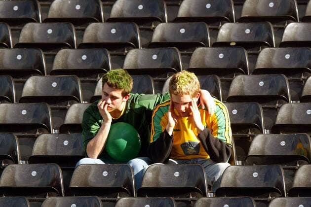 Zwei enttäuschte Fans aus Norwich - Ihre Mannschaft ist abgestiegen -  Fußball Herren English Premier League 2004 2005, 1. Englische Liga, Norwich City Gruppe London Enttäuschung,