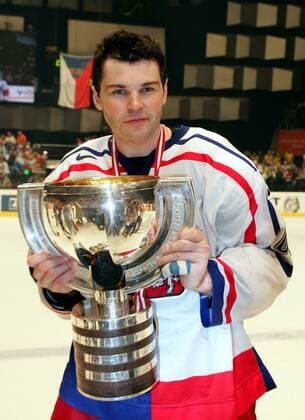 Kapitän Jaromir Jagr (Tschechien) präsentiert stolz die Weltmeistertrophäe 2005 -  Eishockey WM Herren IIHF Weltmeisterschaft 2005, Länderspiel, Nationalmannschaft, Nationalteam, Nationaltrikot, Einzelbild Wien Freude,