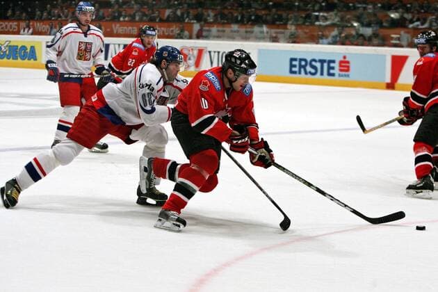 Brenden Morrow (Kanada, re.) setzt sich gegen Jaromir Jagr (Tschechien) durch Eishockey WM Herren IIHF Weltmeisterschaft 2005, Länderspiel, Nationalmannschaft, Nationalteam, Nationaltrikot, Gruppe Wien Dynamik,