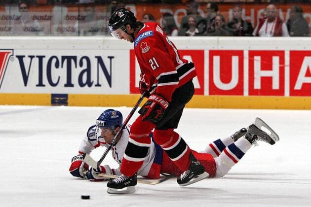 Simon Gagne (Kanada, vorn) behauptet die Scheibe gegen den am Boden liegenden Martin Rucinsky (Tschechien) Eishockey WM Herren IIHF Weltmeisterschaft 2005, Länderspiel, Nationalmannschaft, Nationalteam, Nationaltrikot, Gruppe Wien Dynamik,