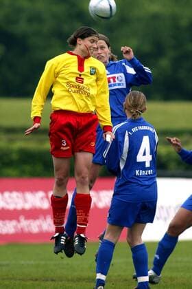 Annike Krahn (Duisburg, vorn) gegen Kerstin Garefrekes (FFC Frankfurt), davor Nia Künzer Fußball 1. BL Damen Saison 2004 2005, Frauen, Frauenfußball, 1. FFC Frankfurt - FCR Duisburg 1:2 Gruppe Frankfurt M. Dynamik,